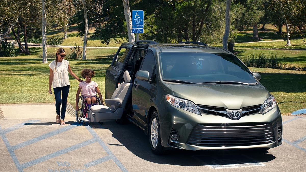 2019 Toyota Sienna with Auto Access Seat from Atlantic Toyota in West Islip, NY
